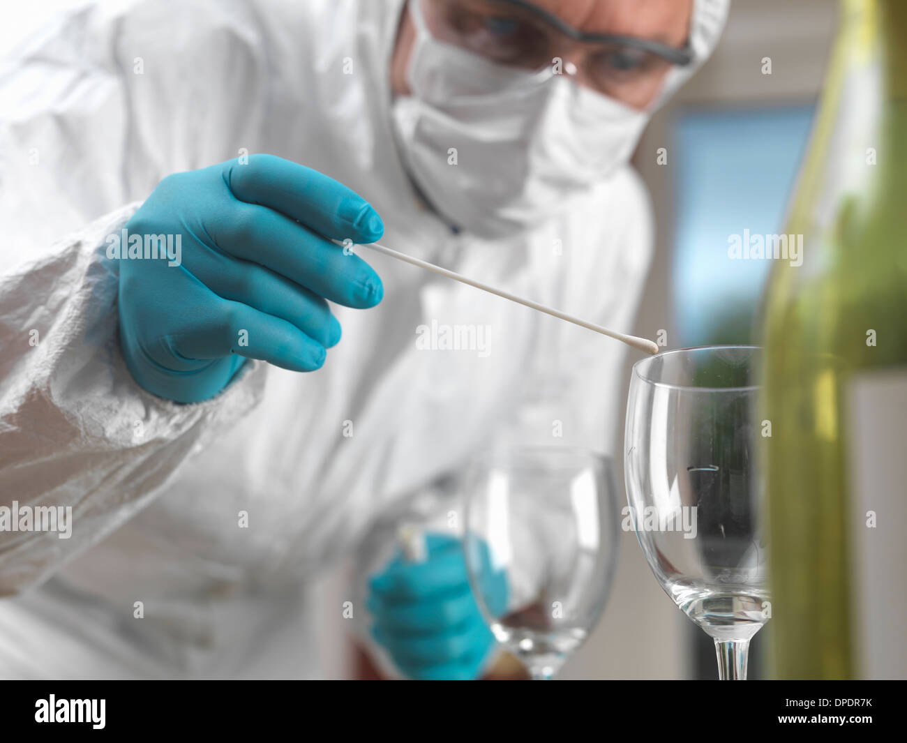 Forensische Wissenschaftler mit einem DNA-Tupfer, Beweise aus einem Glas bei der Szene des Verbrechens Stockfoto