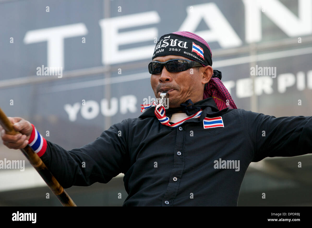 Bangkok, Thailand. 13. Januar 2014. Ein Anti-Regierungs-Demonstrant, Teil der "Mob", bläst seine Pfeife. In einer versuchten Herunterfahren von Bangkok gingen zehntausende von Demonstranten auf die Straße um den Rücktritt von Ministerpräsident Thailands Yingluck Shinawatra fordern. "Shutdown Bangkok" ist durch das Volk demokratische Reform Committee (Separatistischen) organisiert.  Bildnachweis: Kraig Lieb / Alamy Live News Stockfoto