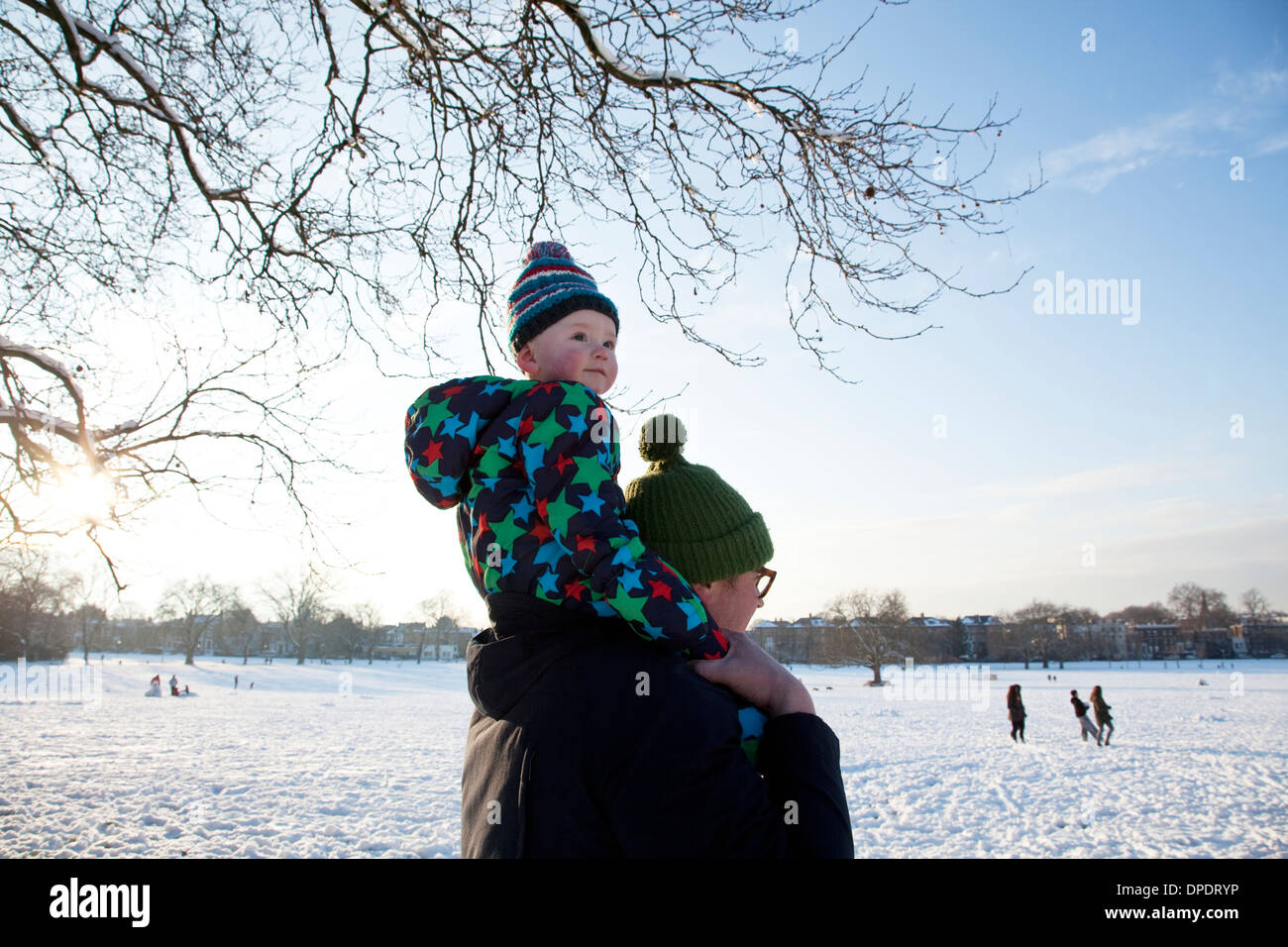 Vater mit Kind auf Schulter im park Stockfoto