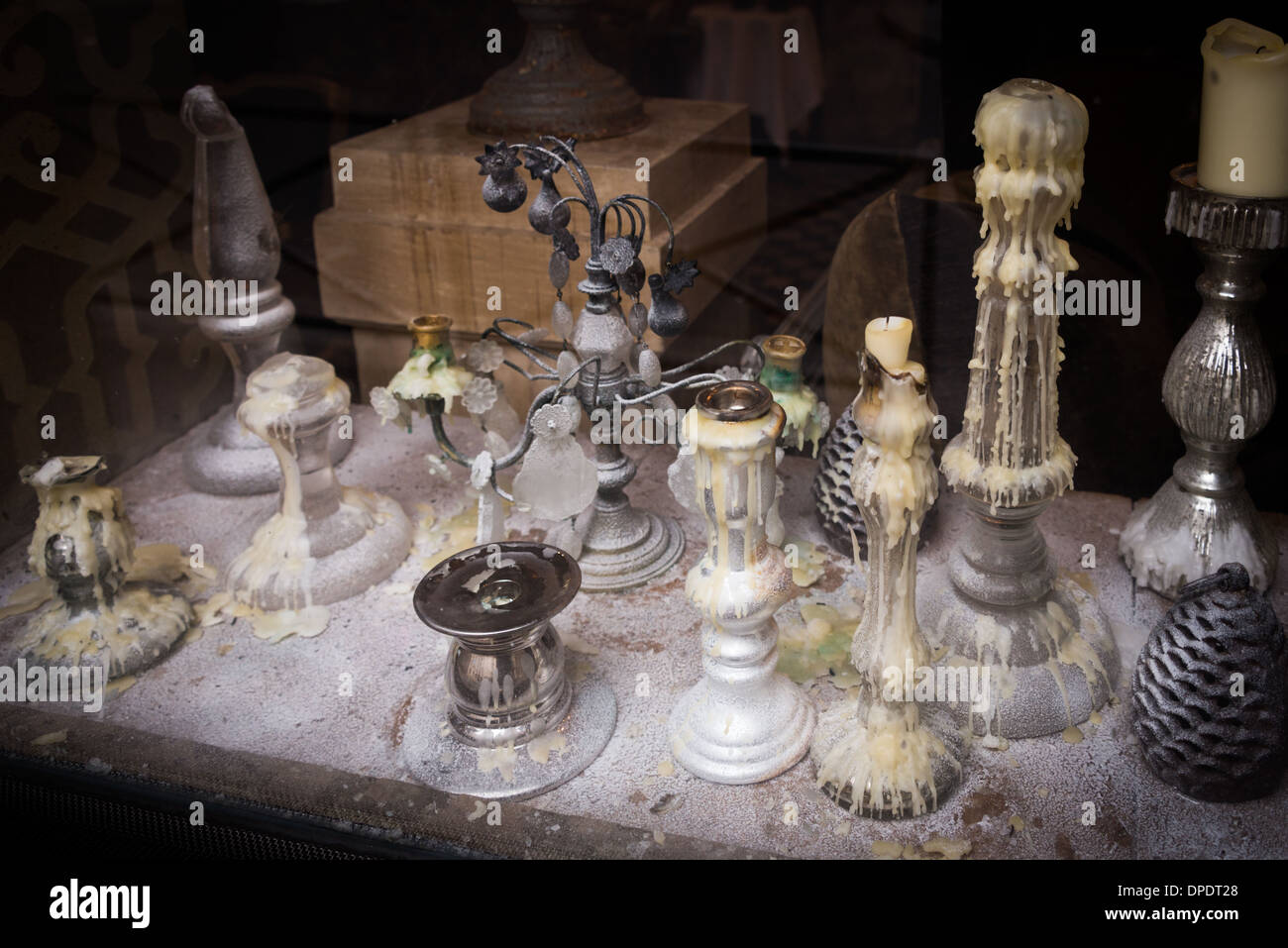 Kerzen und Kerzenhalter in Paris Fenster Stockfoto Kerzen und Kerzenhalter in Paris Fenster Stockfoto