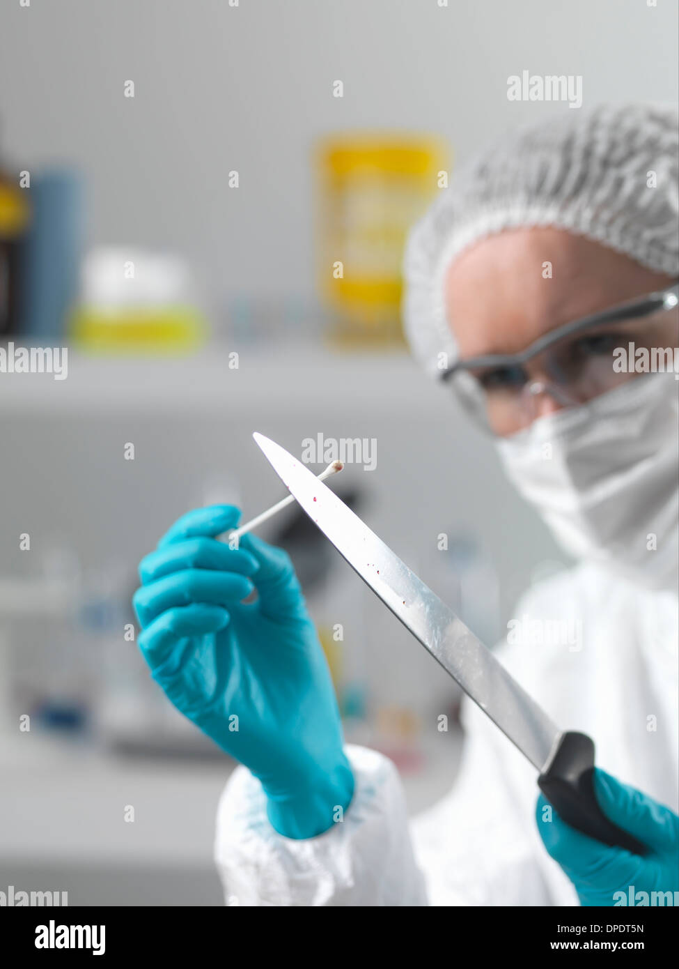 Forensische Wissenschaftler im Labor Beweisaufnahme DNA mit einem Tupfer für Verbrechensaufklärung Stockfoto