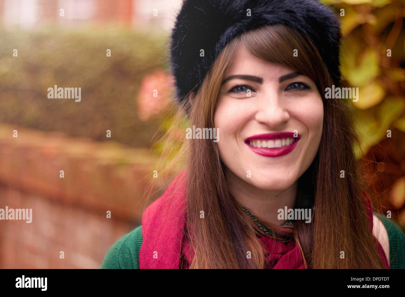 Porträt der jungen Frau mit Winterkleidung Stockfoto