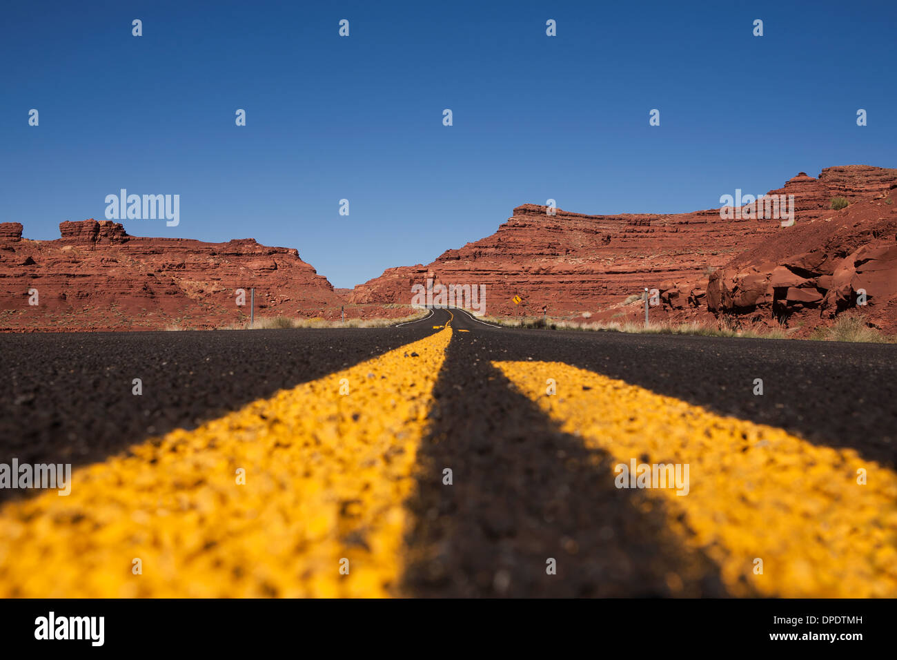 Highway 95 in der Nähe von Hite, Utah, USA. Stockfoto