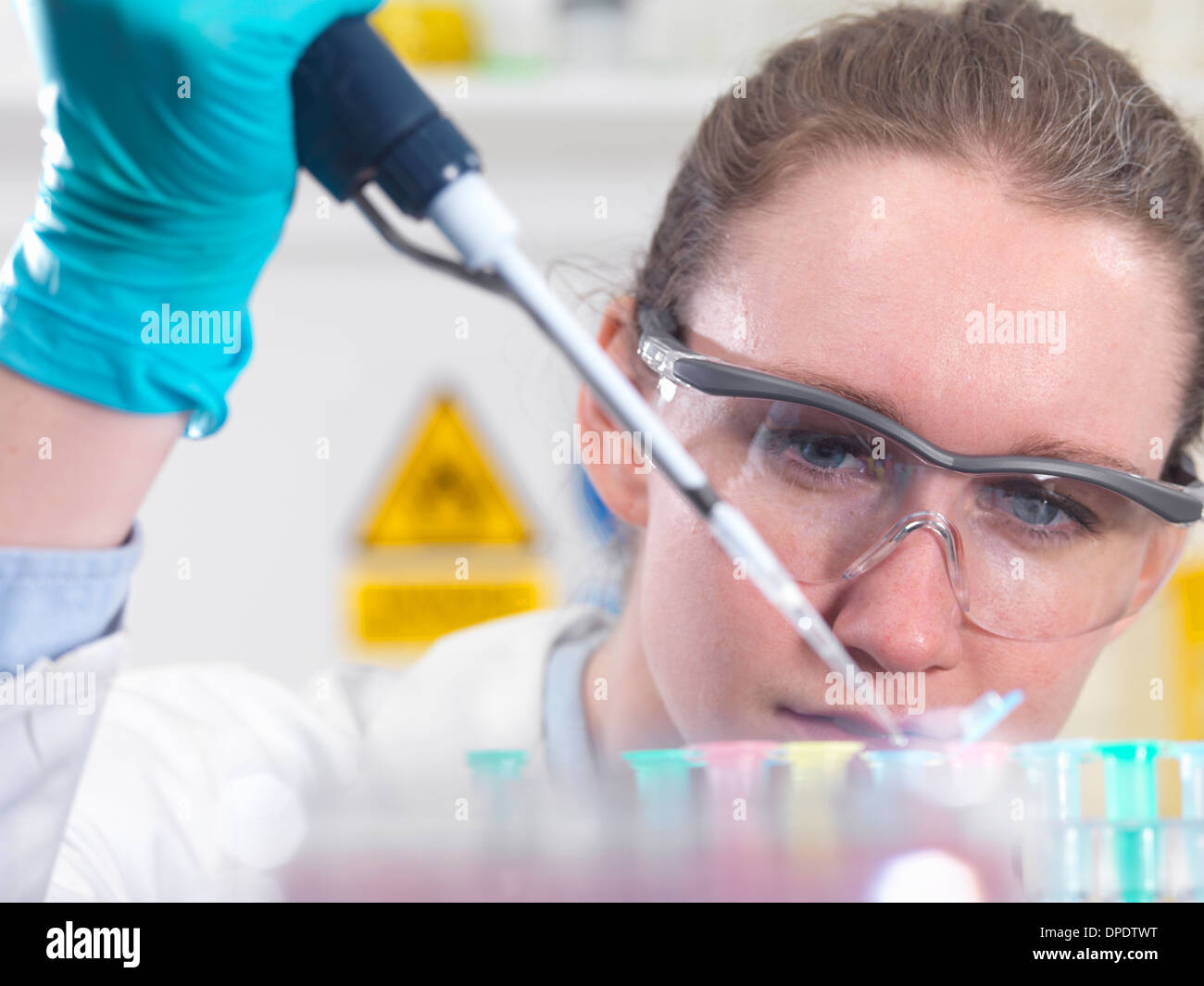 Wissenschaftler Pipettieren Probe in ein Eppendorf-Fläschchen im Labor Stockfoto