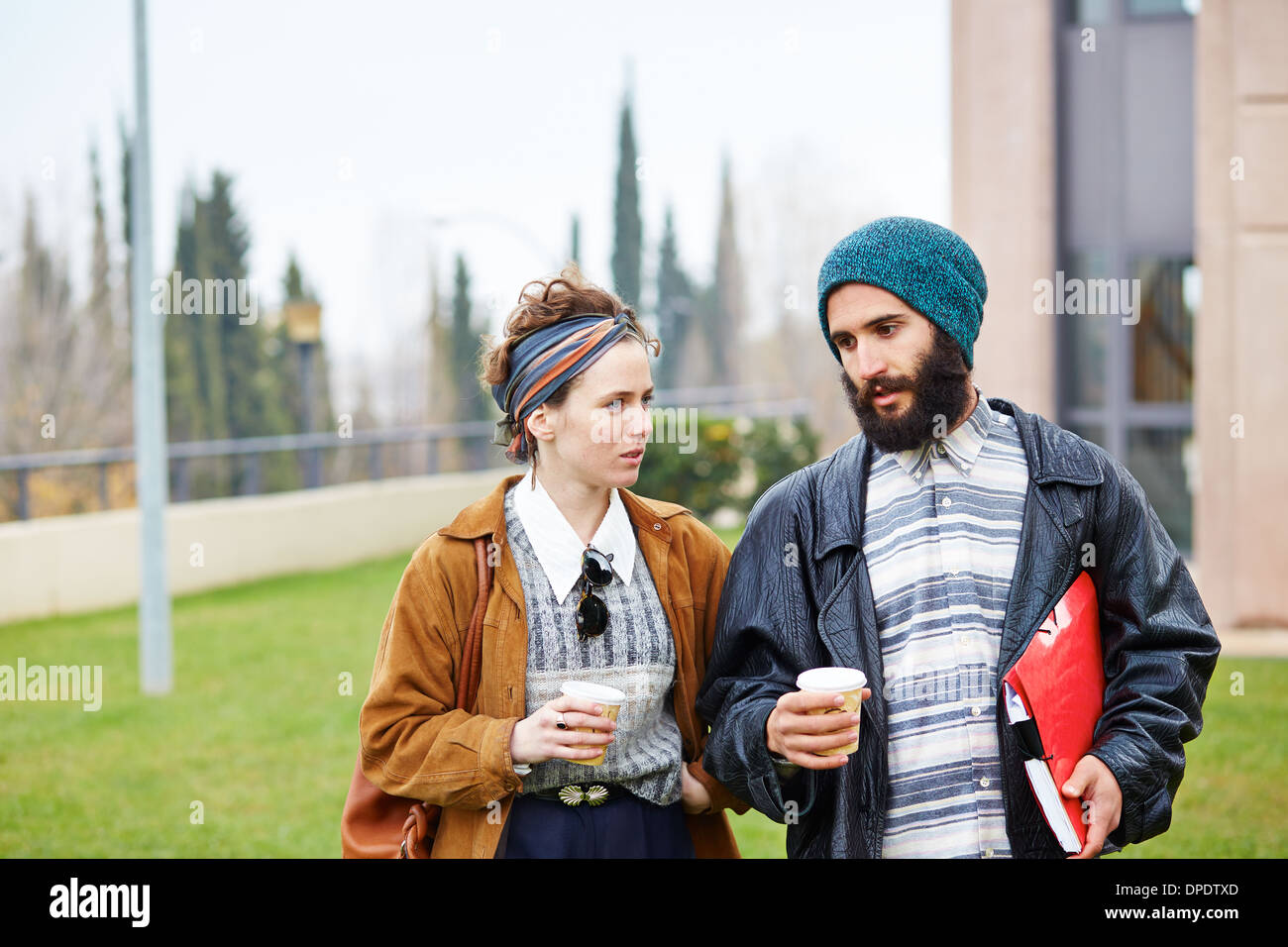 Hipster paar reden und Kaffeetrinken gehen am Uni-campus Stockfoto