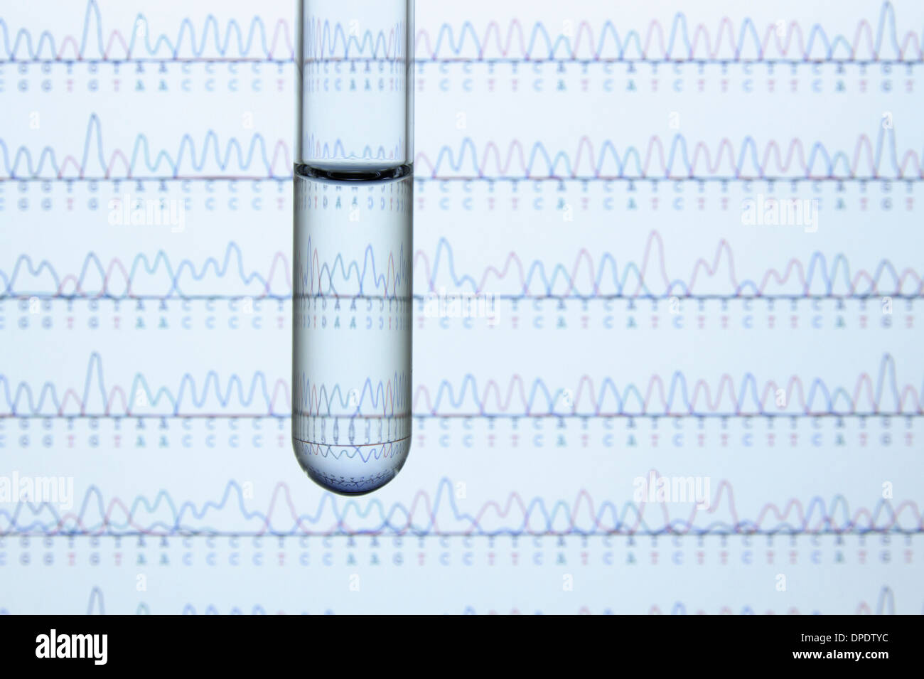 Reagenzglas mit Flüssigkeit mit Computer-Monitor Anzeigen von Ergebnissen der automatisierten DNA-Sequenzierung Stockfoto