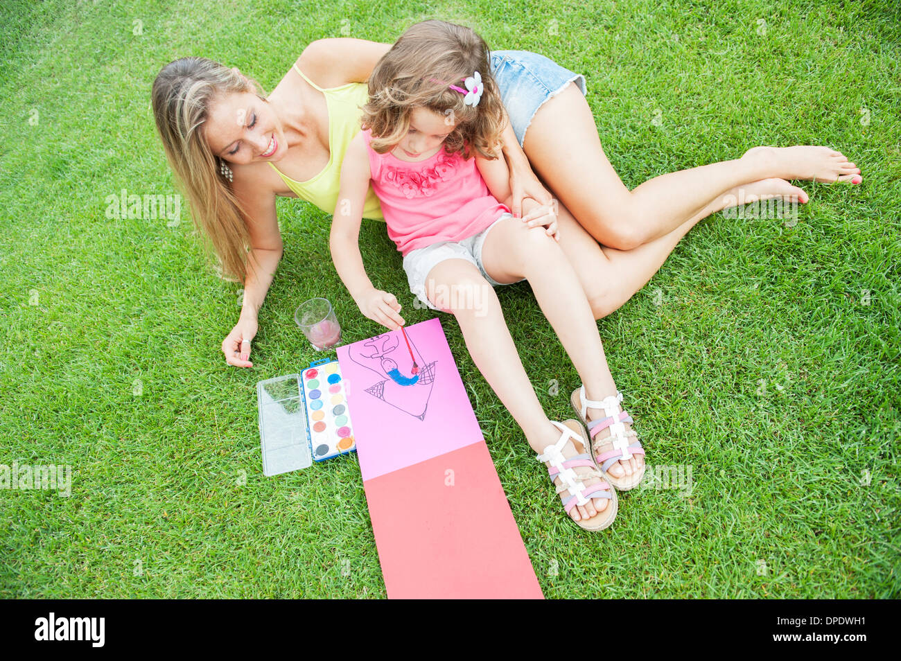 Mutter mit tochter barfuß Fotos und Bildmaterial in hoher Auflösung Alamy