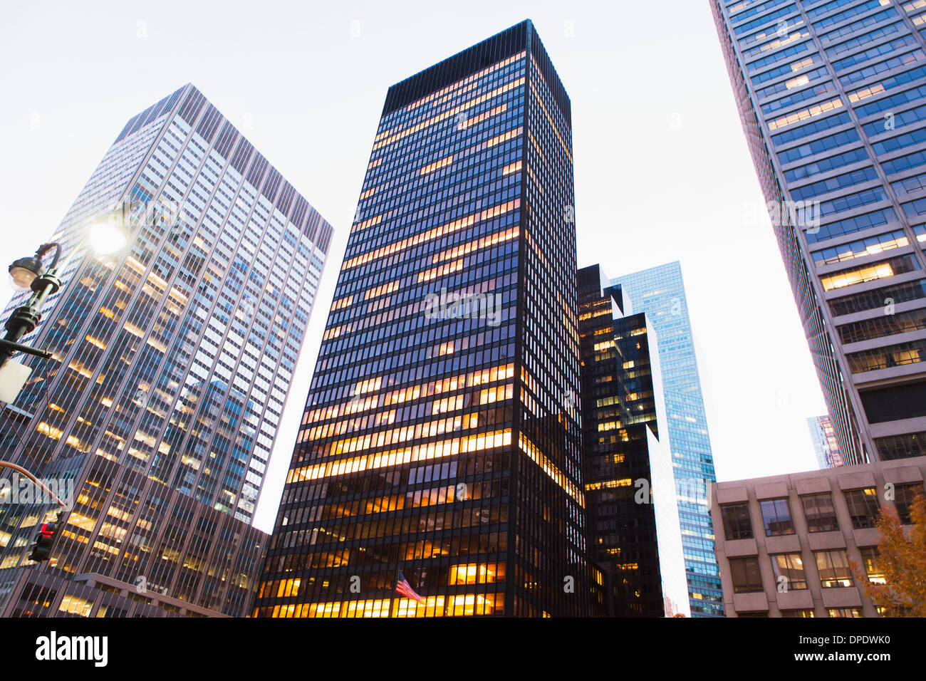 Bürogebäude in Dämmerung, Manhattan, New York City, USA Stockfoto