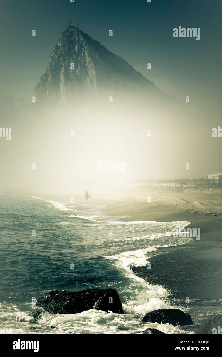Der Felsen von Gibraltar. Abstrakte kreative Foto der Felsen von Gibraltar während nebligen Tag. Stockfoto