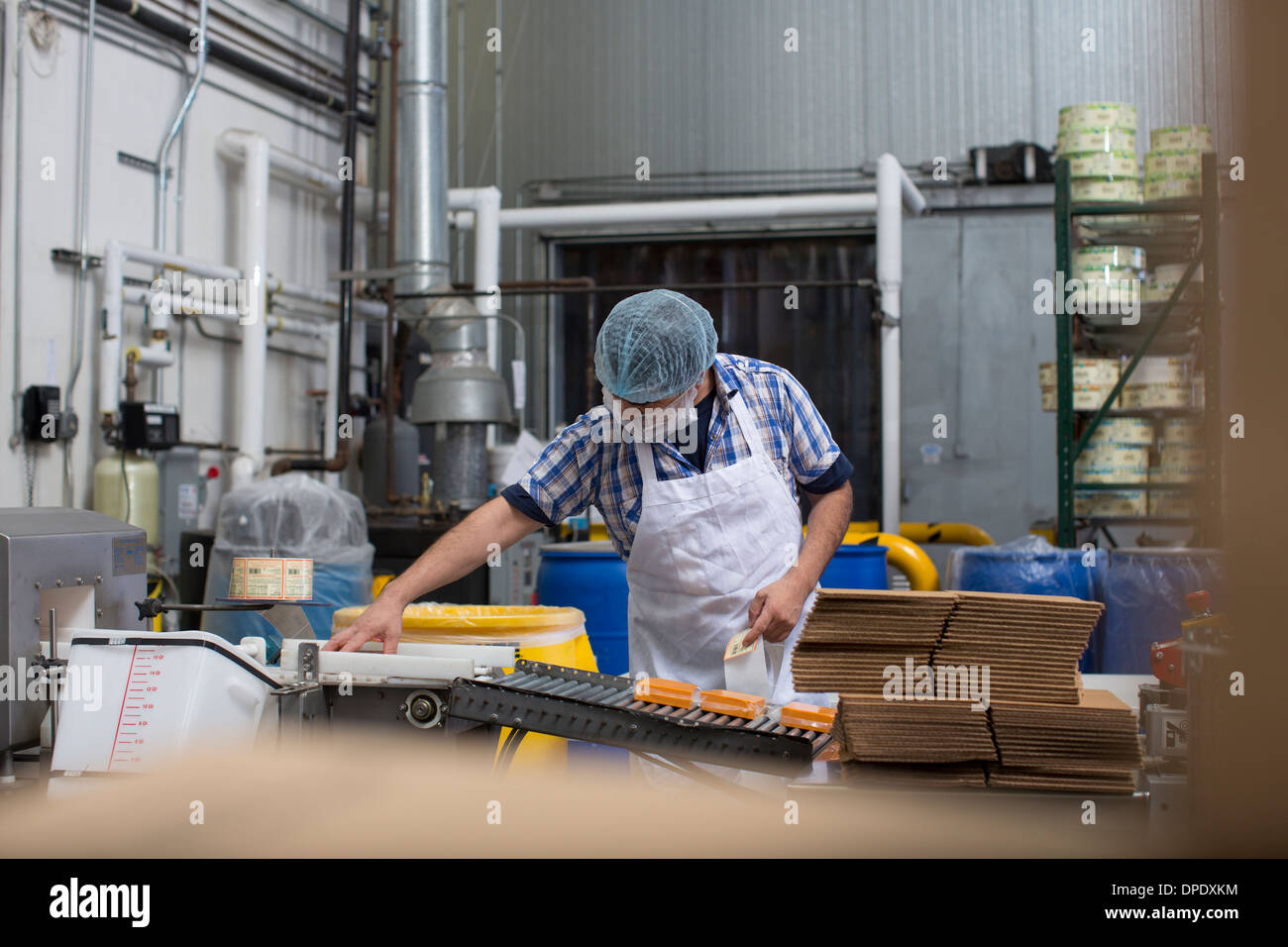 Mann Verpackung Vegan Käse im Lager Stockfoto