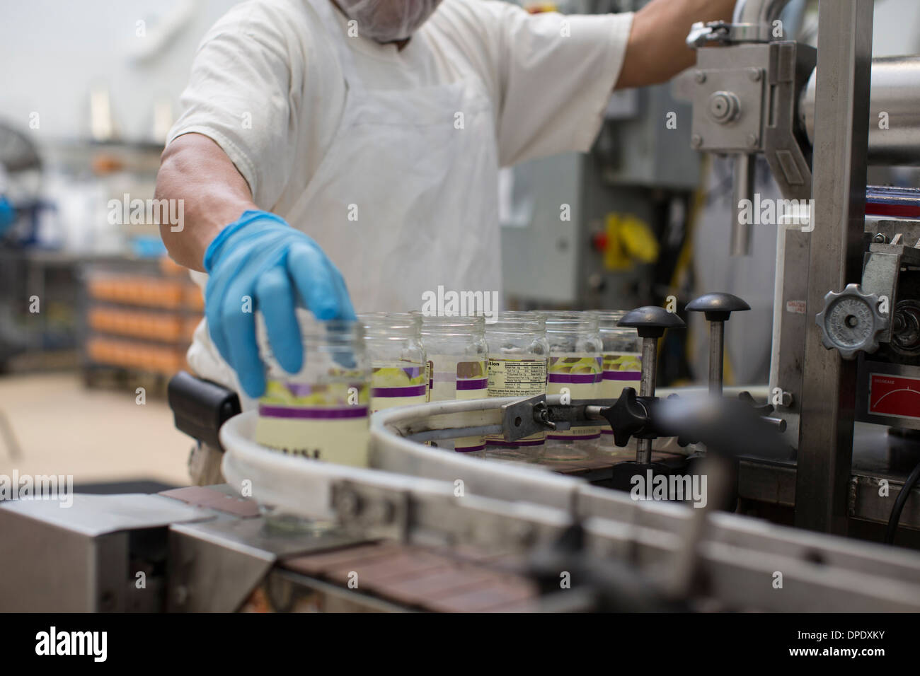 Umgang mit Gläsern auf Produktionslinie Mann Stockfoto