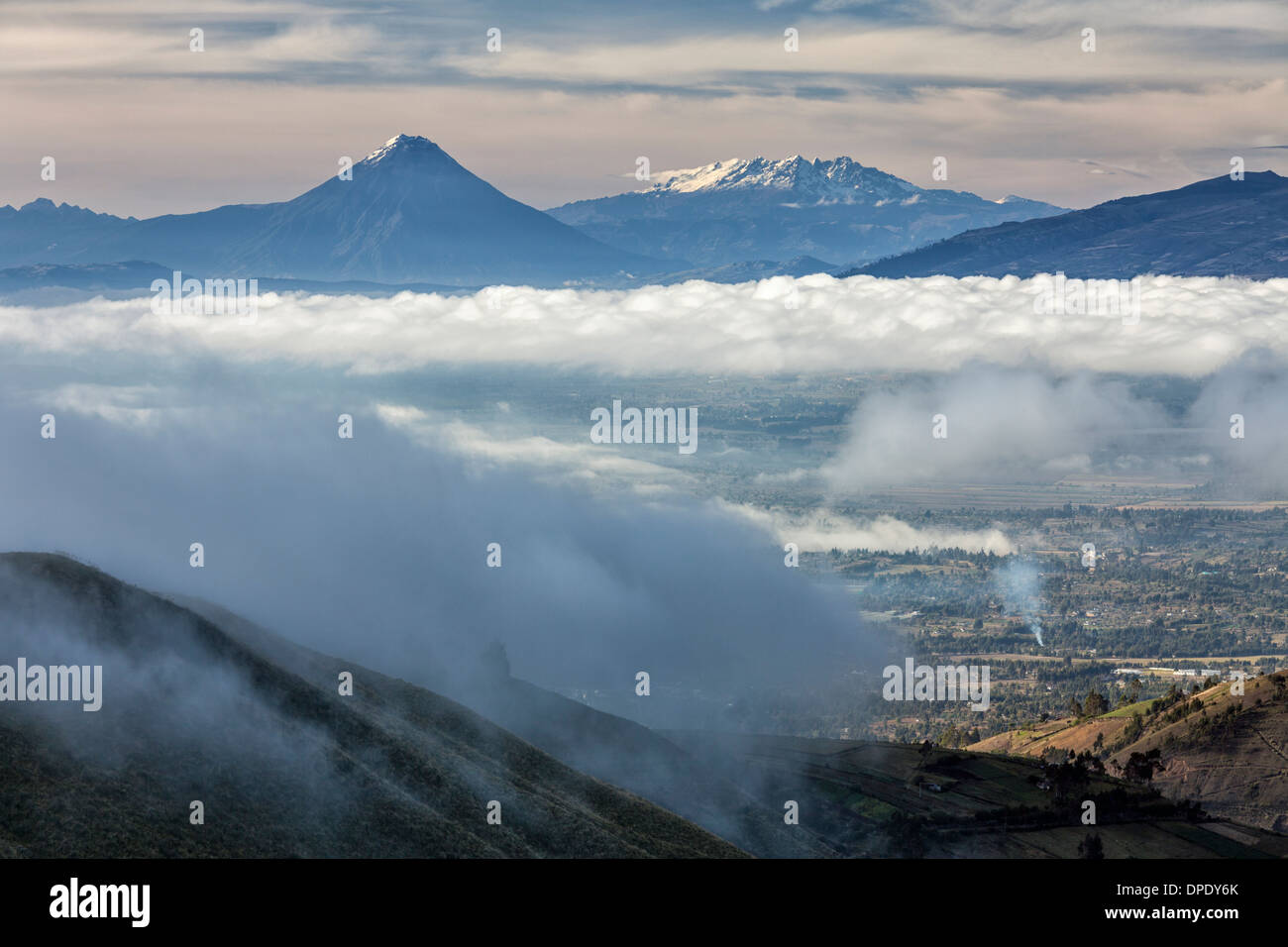 Blick auf Altar und Vulkan Tungurahua über dem Tal Lacunga, Ecuador Stockfoto
