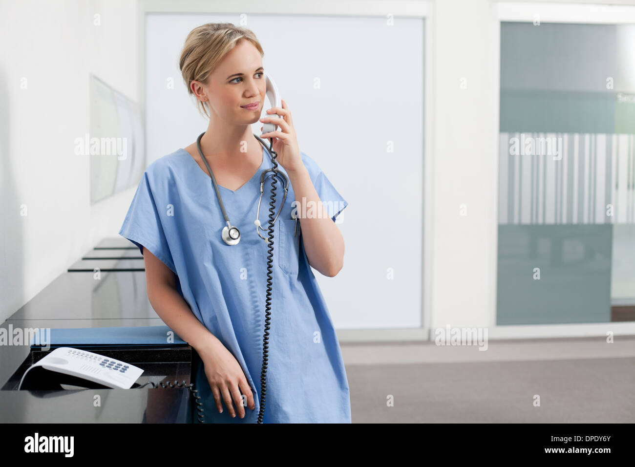 Krankenschwester macht Telefonanruf Stockfoto