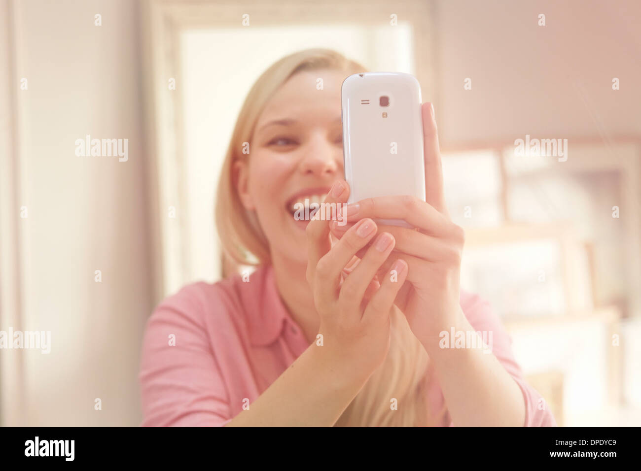 Junge Frau mit Selbstporträt fotografieren mit smartphone Stockfoto