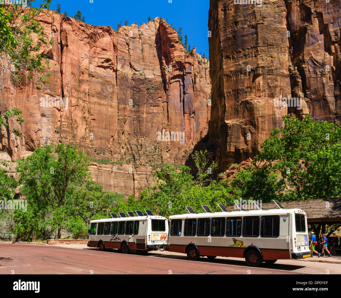 Shuttle-Bus am Temple of Sinawava Stop, Zion Canyon, Zion Nationalpark, Utah, USA Stockfoto