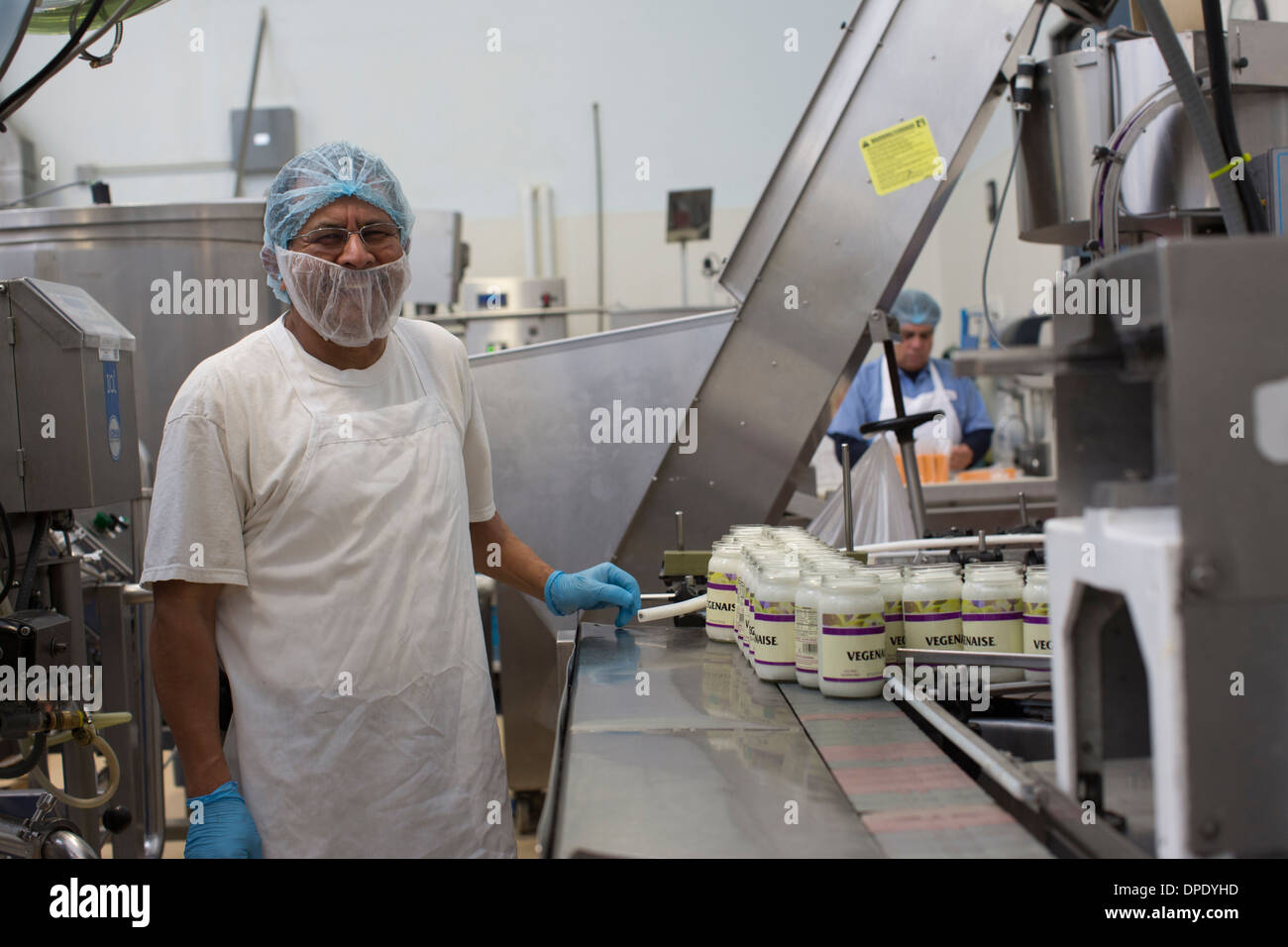 Mann arbeitet in Produktion Nahrungsmittelfabrik Stockfoto