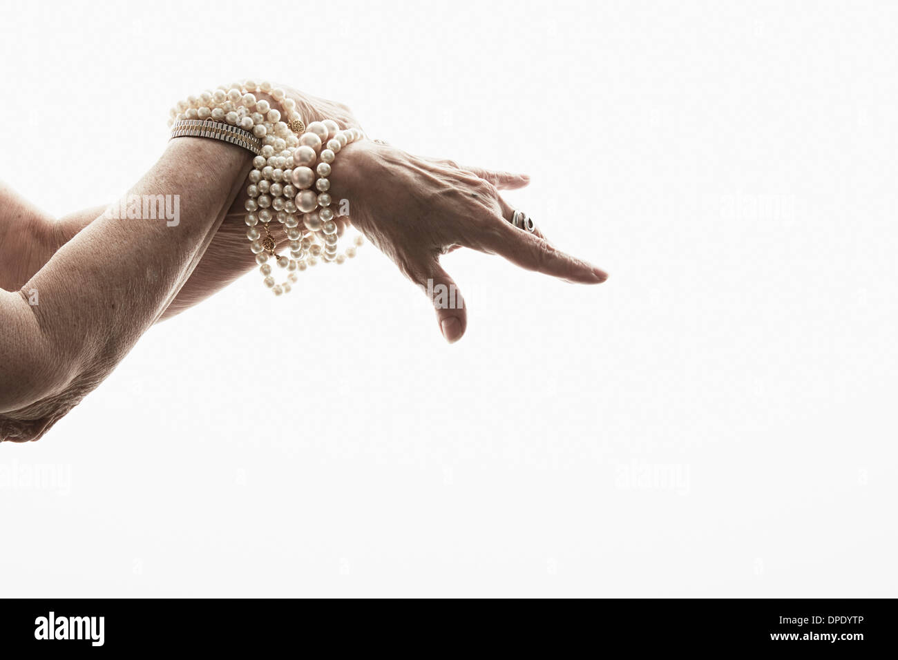 Studioaufnahme von Reife Frau Hände tragen von Schmuck Stockfoto