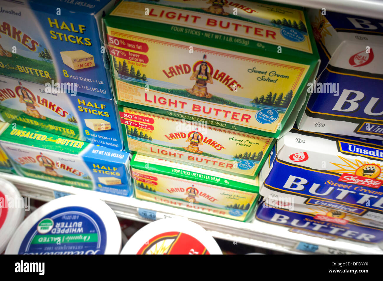 Butter werden in gekühlten Fall in einem Supermarkt in New York gesehen. Stockfoto