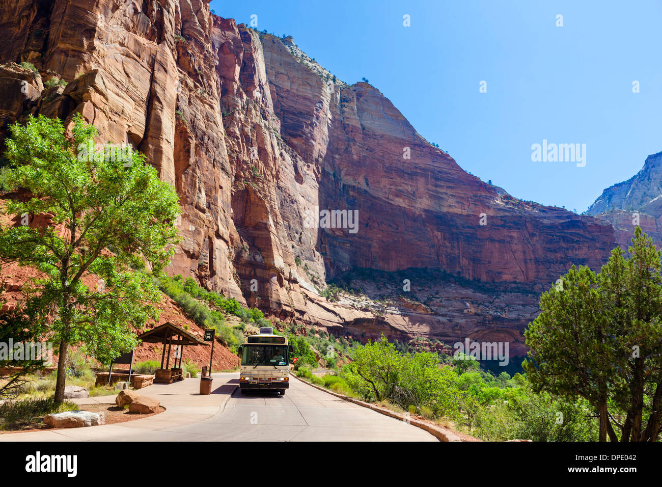 Shuttle-Bus im Big Bend Stop, Zion Canyon, Zion Nationalpark, Utah, USA Stockfoto