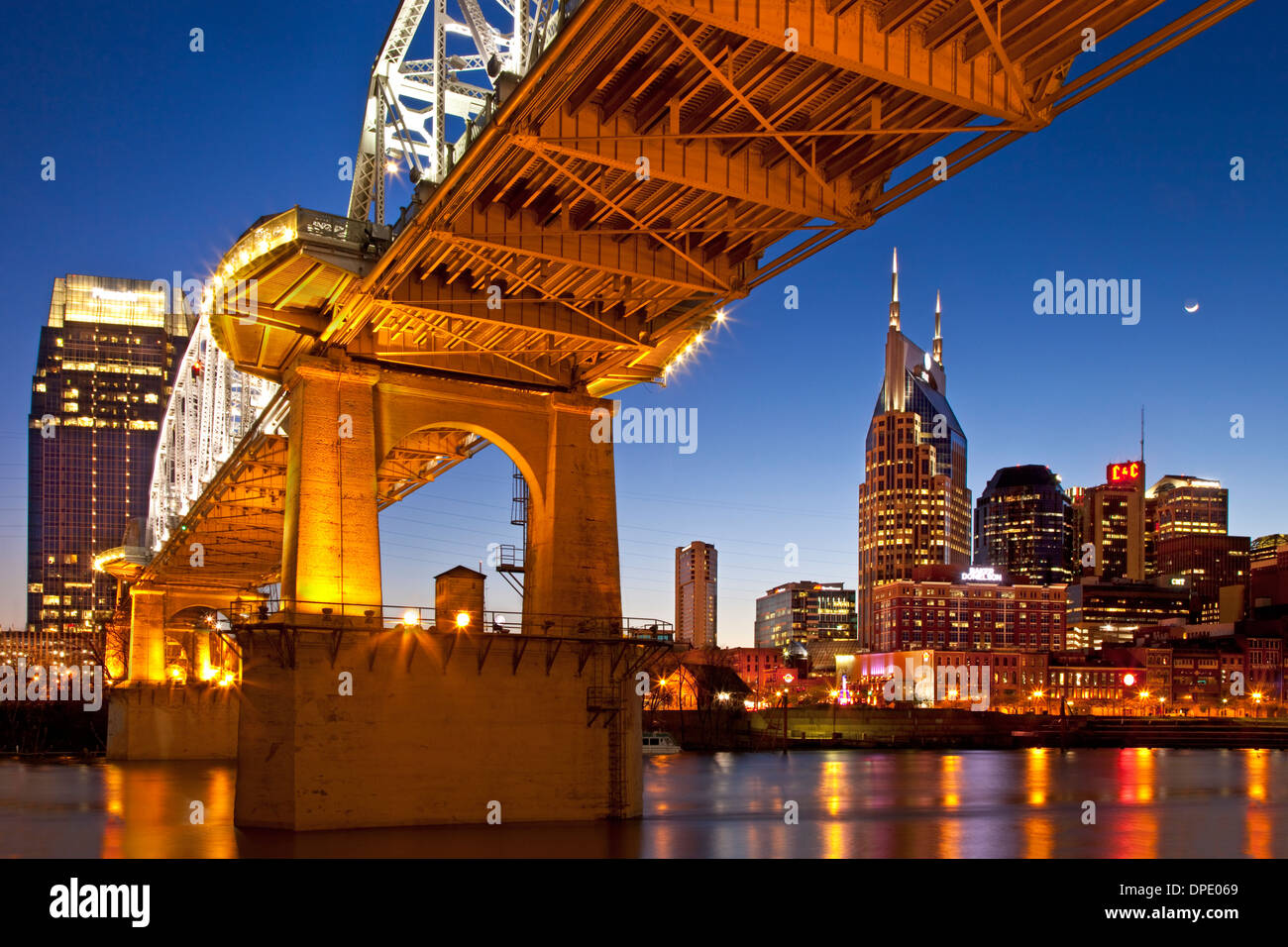 Neu benannte John Seigenthaler Fußgänger Brücke (ehemals Shelby St - b 1907), mit Skyline über Nashville, Tennessee, USA Stockfoto