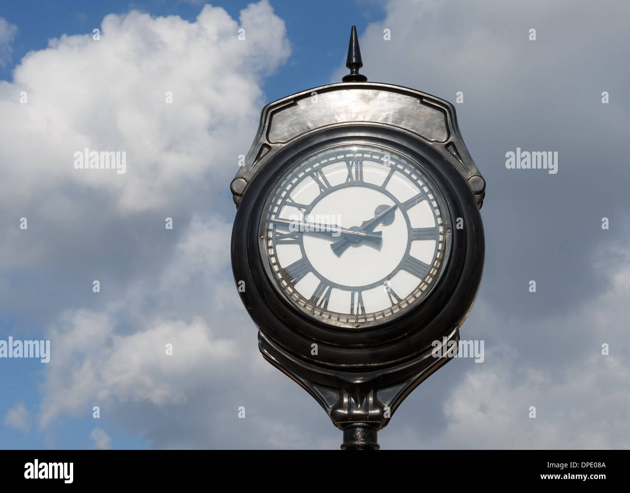 Alte Vintage Exterieur Uhr gegen blauen Himmel und Wolken in Griechenland Stockfoto