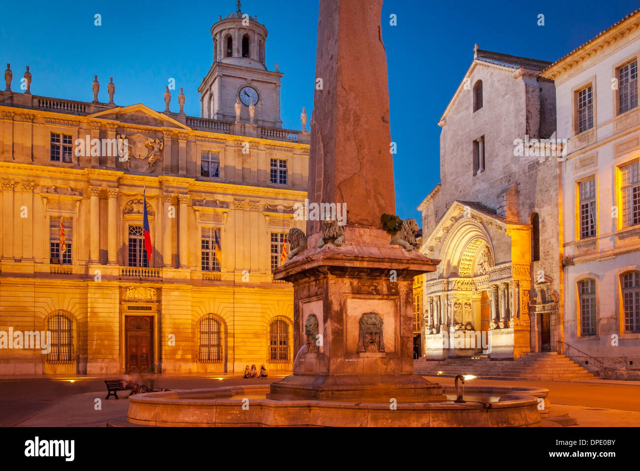 Denkmal-Obelisk, Eglise Saint-Trophime und Hôtel de Ville in Place De La Republique, Arles, Provence Frankreich Stockfoto