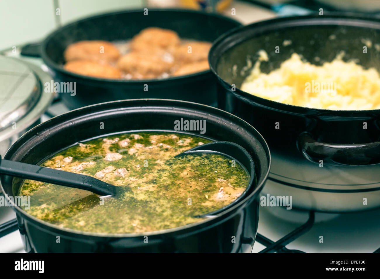 Kochen Mittagessen am Herd zu Hause, Tschechien. Stockfoto