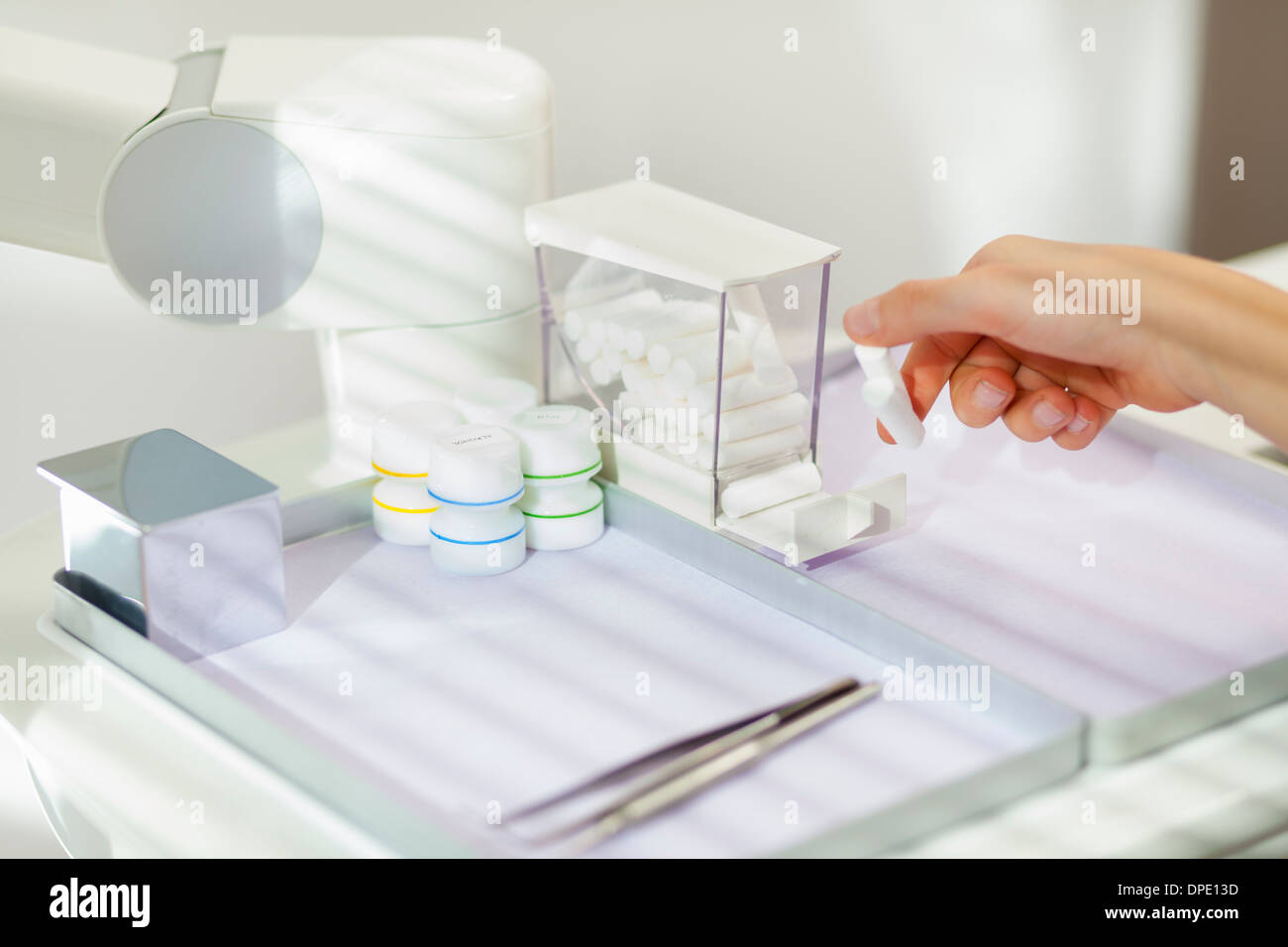 Zahnarzt auswählen Dentalgeräte, Nahaufnahme Stockfoto