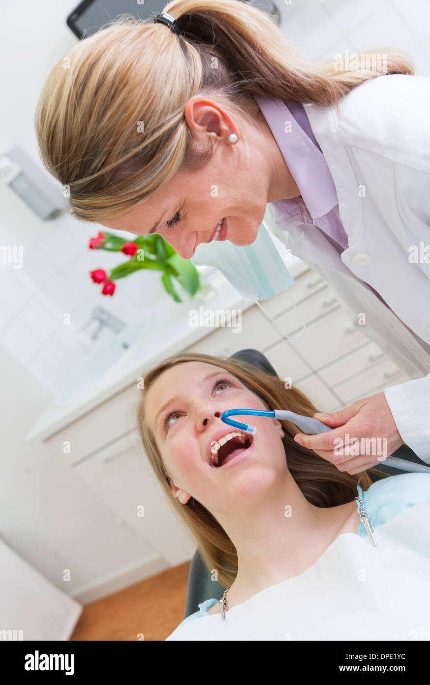 Zahnarzt auf Teenager-Mädchen Stockfoto