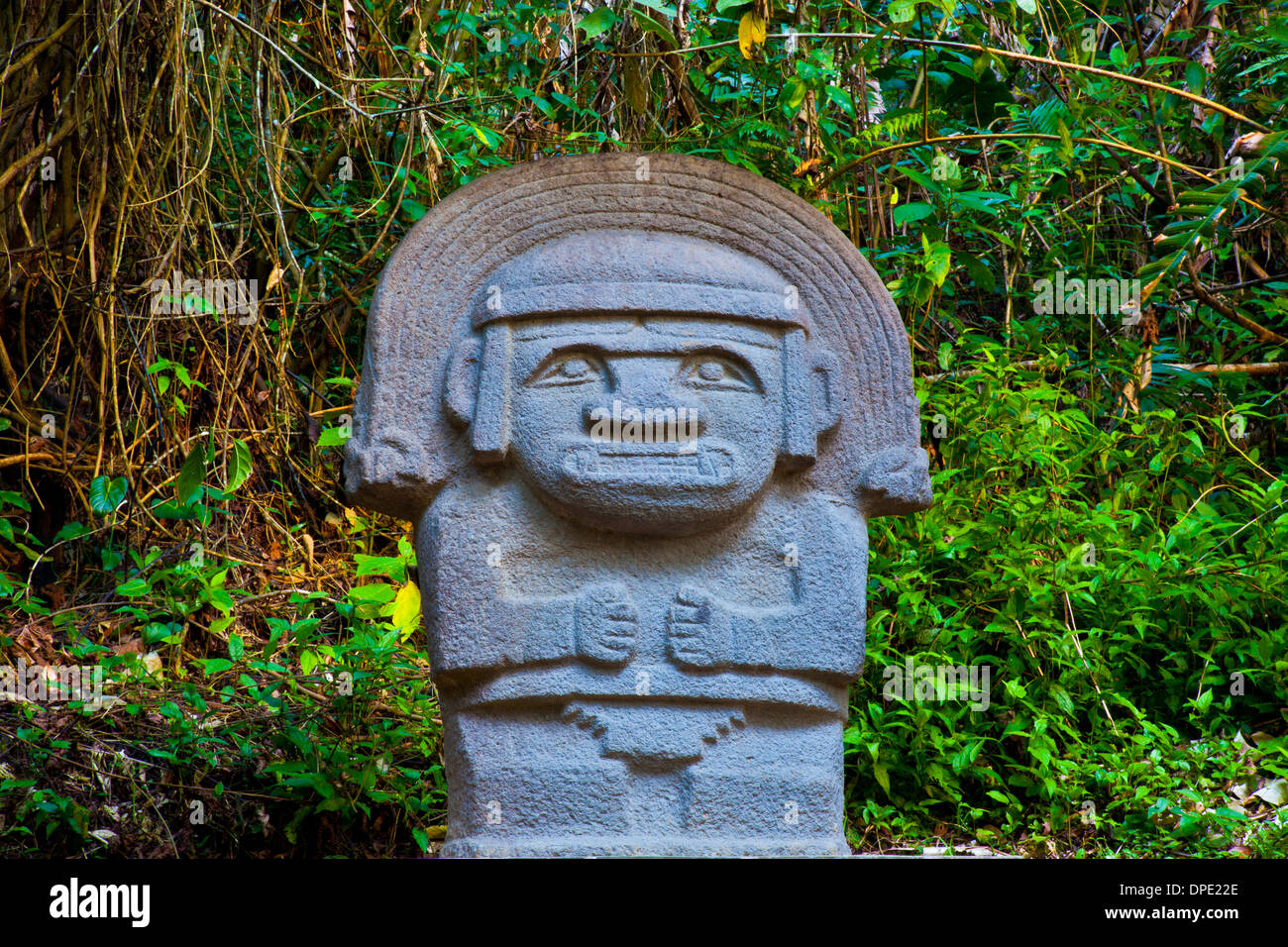 Gott mit Rainbow Krone, Regen, San Agustin archäologischen Park, Kolumbien, 3000 Jahr Statuen von unbekannten Kultur Stockfoto