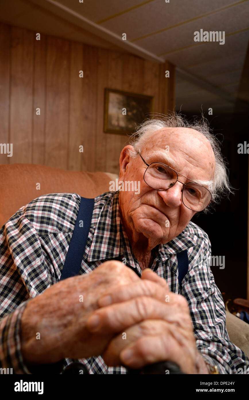Ein 93-jähriger Mann in seinem Haus. Stockfoto
