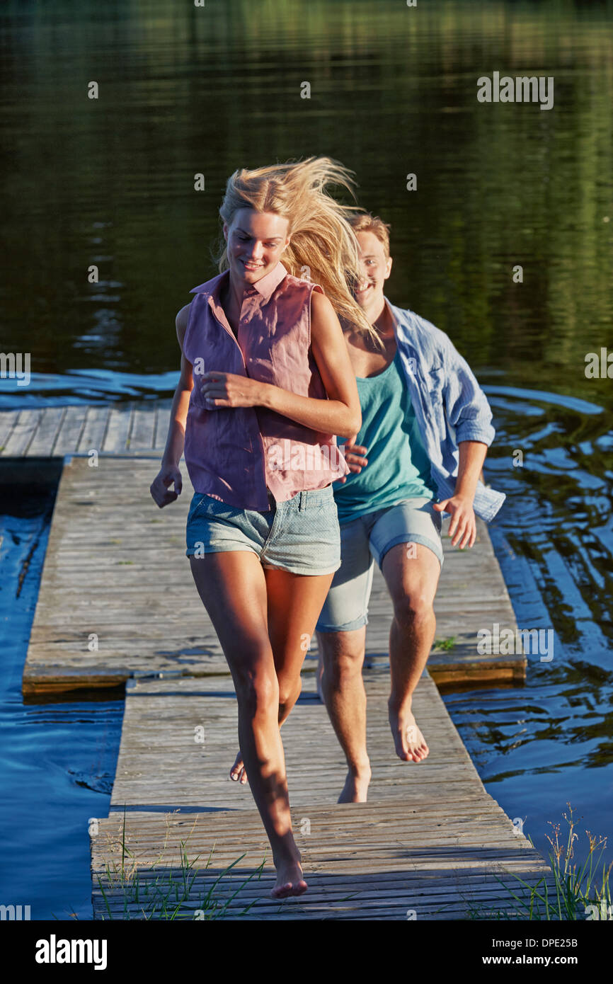 Junge Erwachsene paar läuft auf Pier, Hotels, Schweden Stockfoto