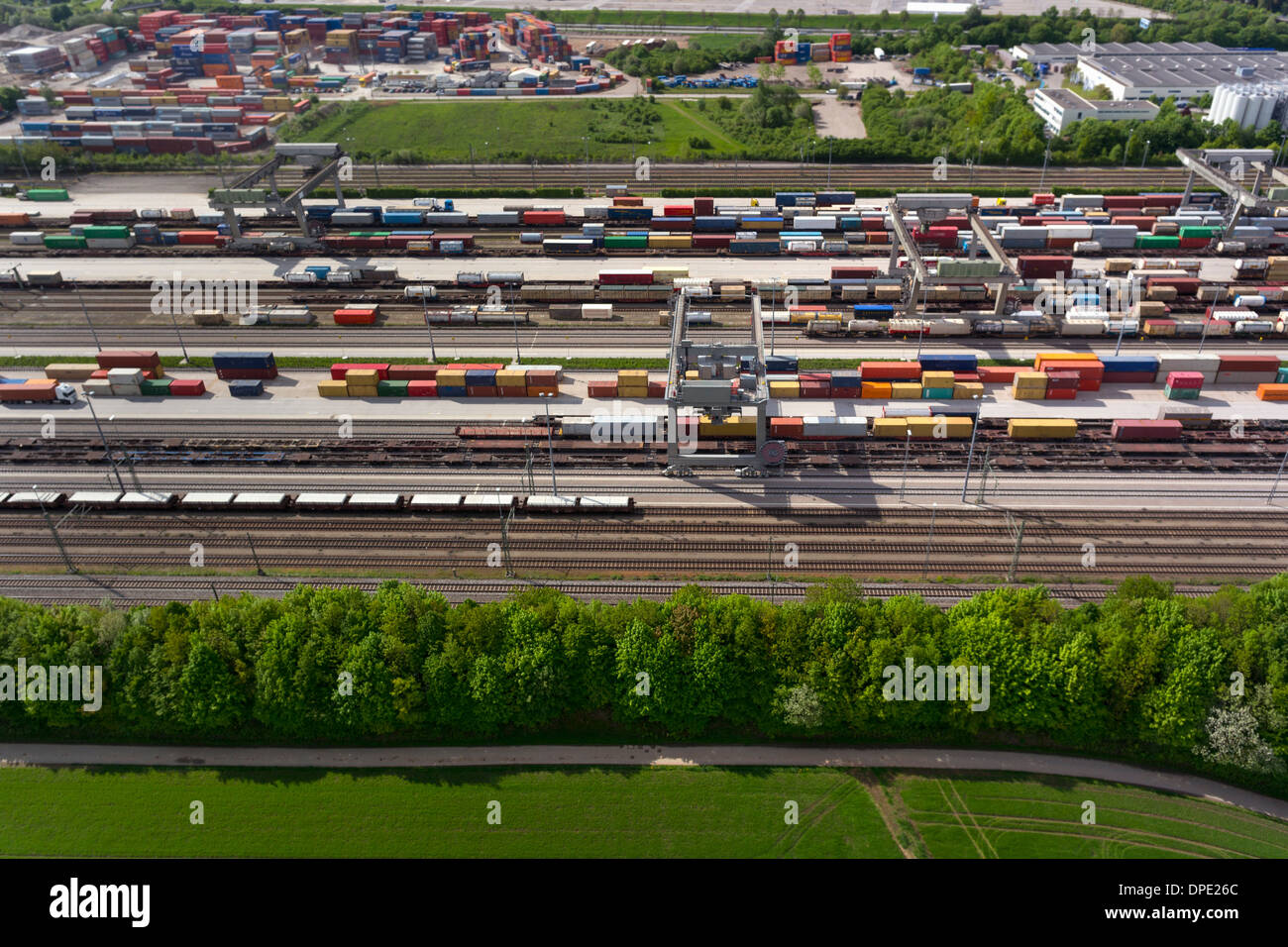 Blick auf Schiene und Fracht, München, Bayern, Deutschland Stockfoto