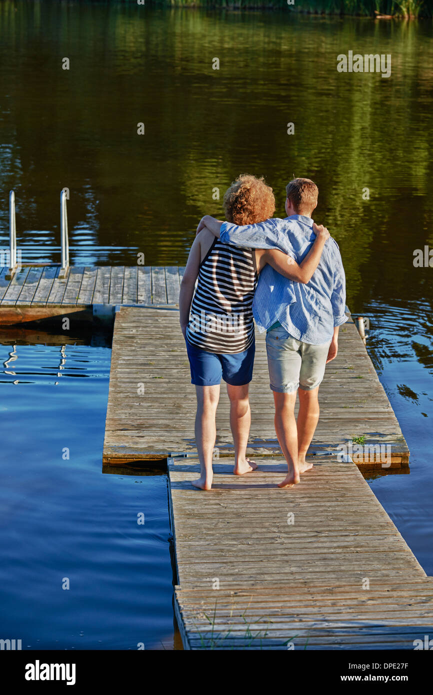 Zwei männliche Erwachsene Freunde Spaziergang am Pier, Hotels, Schweden Stockfoto