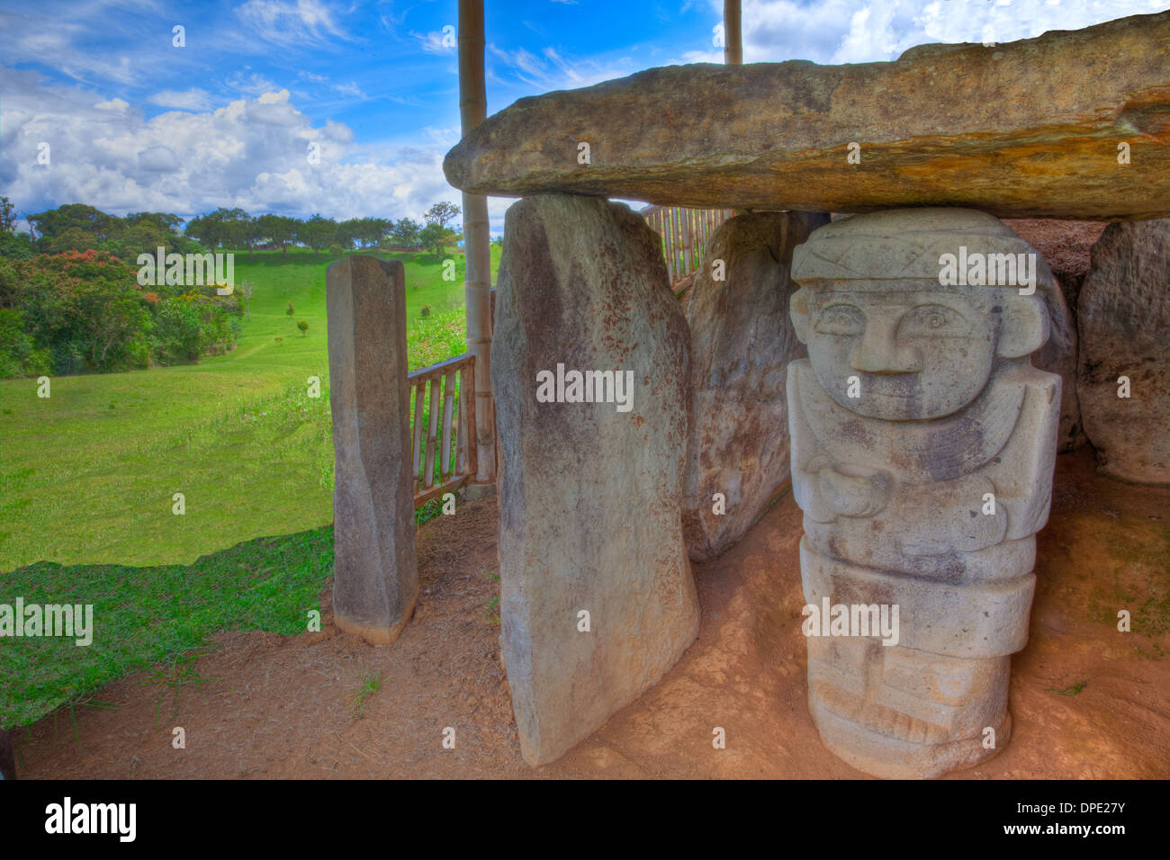 Statue unter Dolmen der Berg von den Götzen archäologischen Park Kolumbien alte Dolmen 3.000 Jahre alt aus unbekannten Kultur Stockfoto