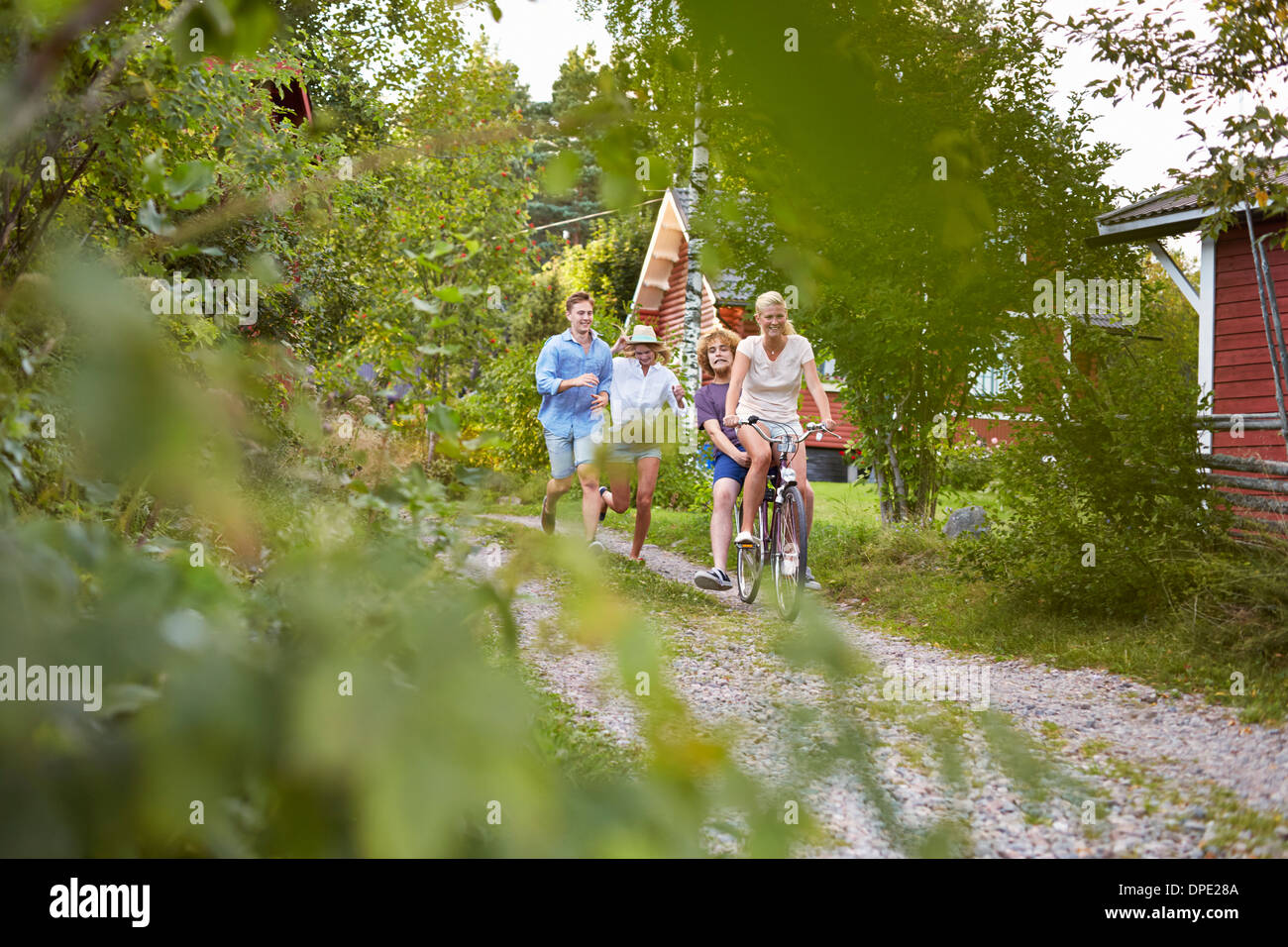 Zwei junge Paare jagten einander, Hotels, Schweden Stockfoto