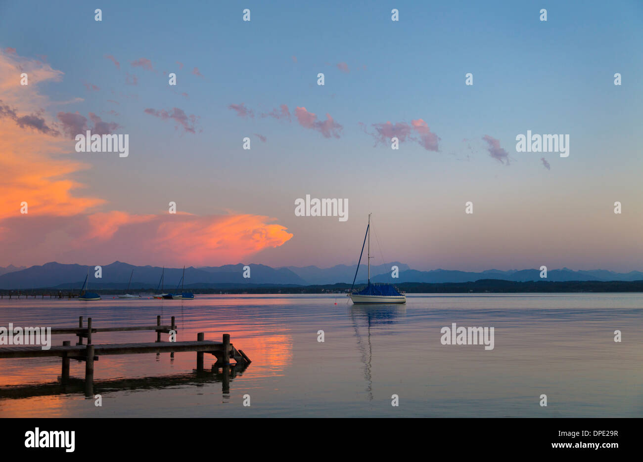 Ansicht der Yacht bei Sonnenuntergang am Starnberger See, Bayern, Deutschland Stockfoto