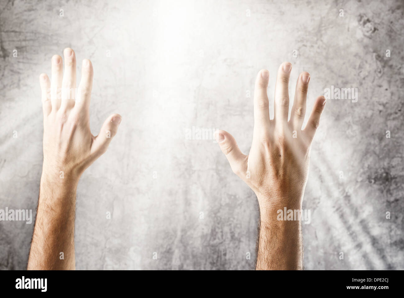 Hände zum himmlischen Licht von oben kommt. Neue religiöse hoffe Konzept. Stockfoto