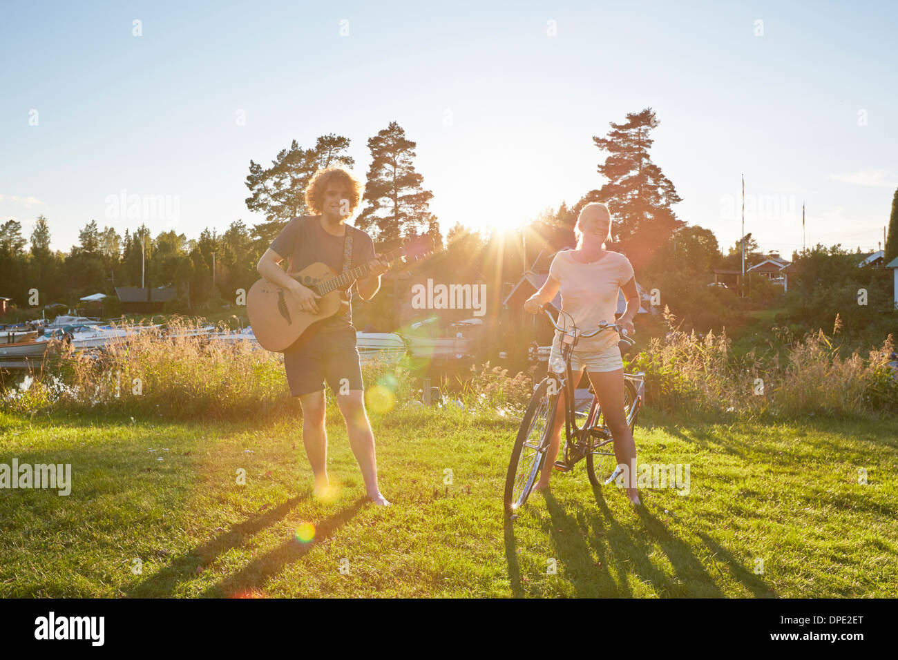 Junges Paar mit Gitarre und Fahrrad, Hotels, Schweden Stockfoto