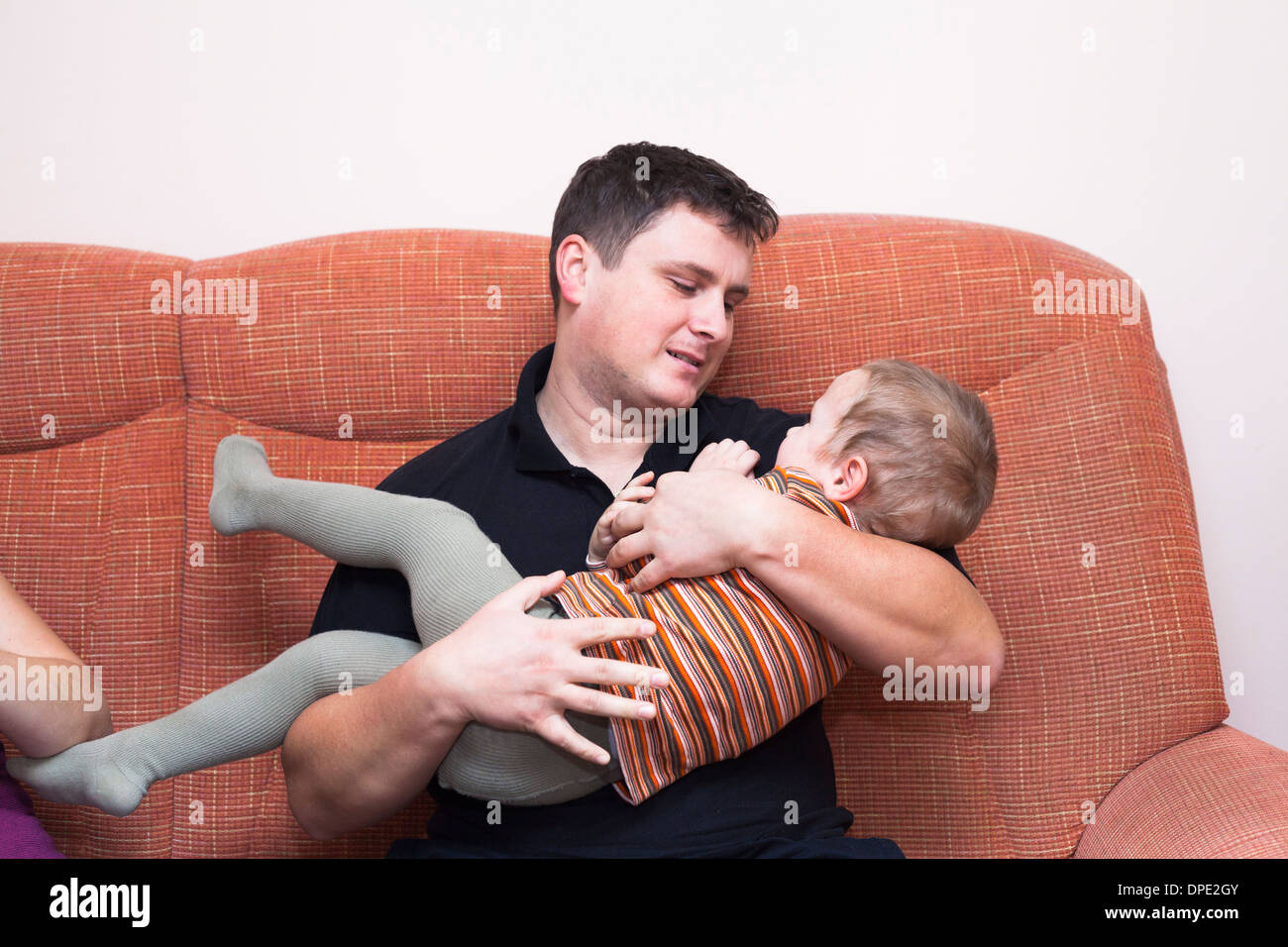 Vater umarmt sein Kind junge zu Hause Stockfoto