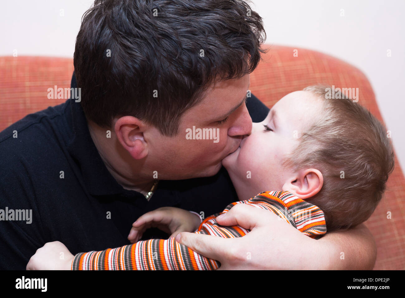 Nahaufnahme der Vater sein Kind junge küssen Stockfoto