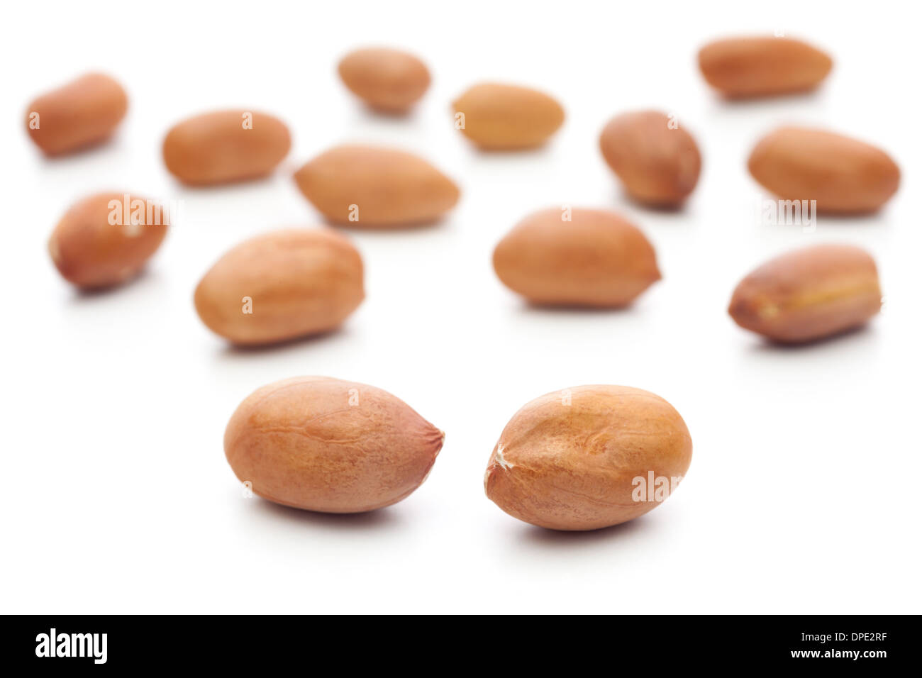 Erdnüsse auf weißem Hintergrund Stockfoto