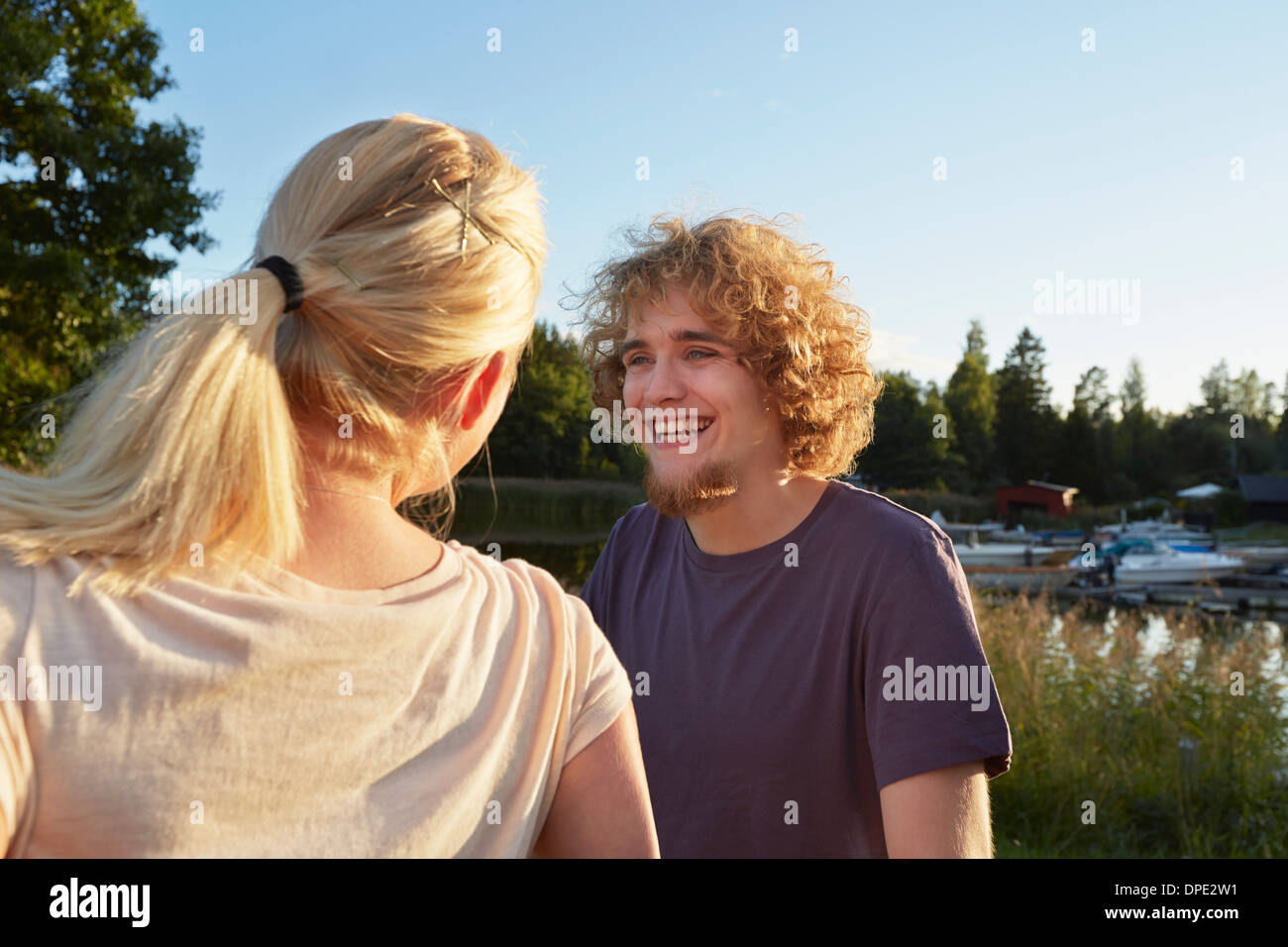 Glückliches junges Paar im Gespräch, Hotels, Schweden Stockfoto