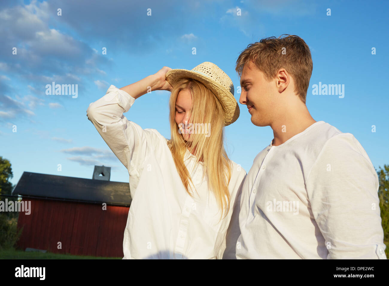 Glückliches junges Paar, die Sonne zu genießen Stockfoto