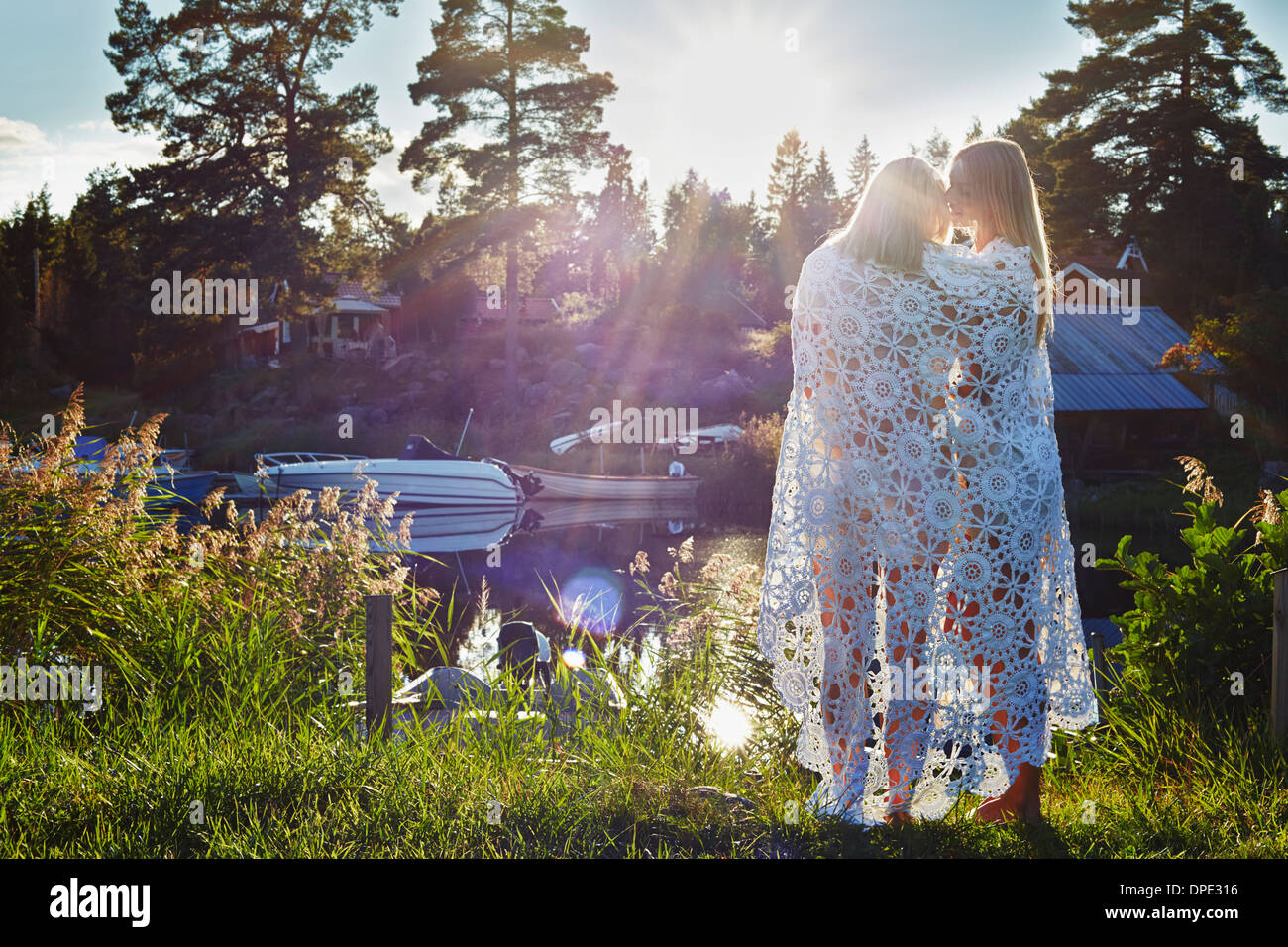Zwei junge Erwachsene weibliche Freunde in Decke gehüllt, Hotels, Schweden Stockfoto