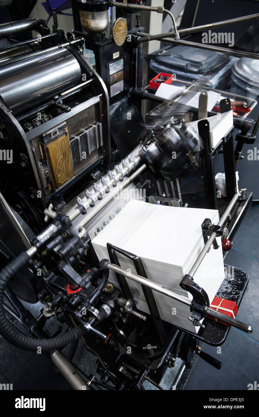 Papier drucken Maschine bei der Arbeit in der Druckwerkstatt Stockfoto