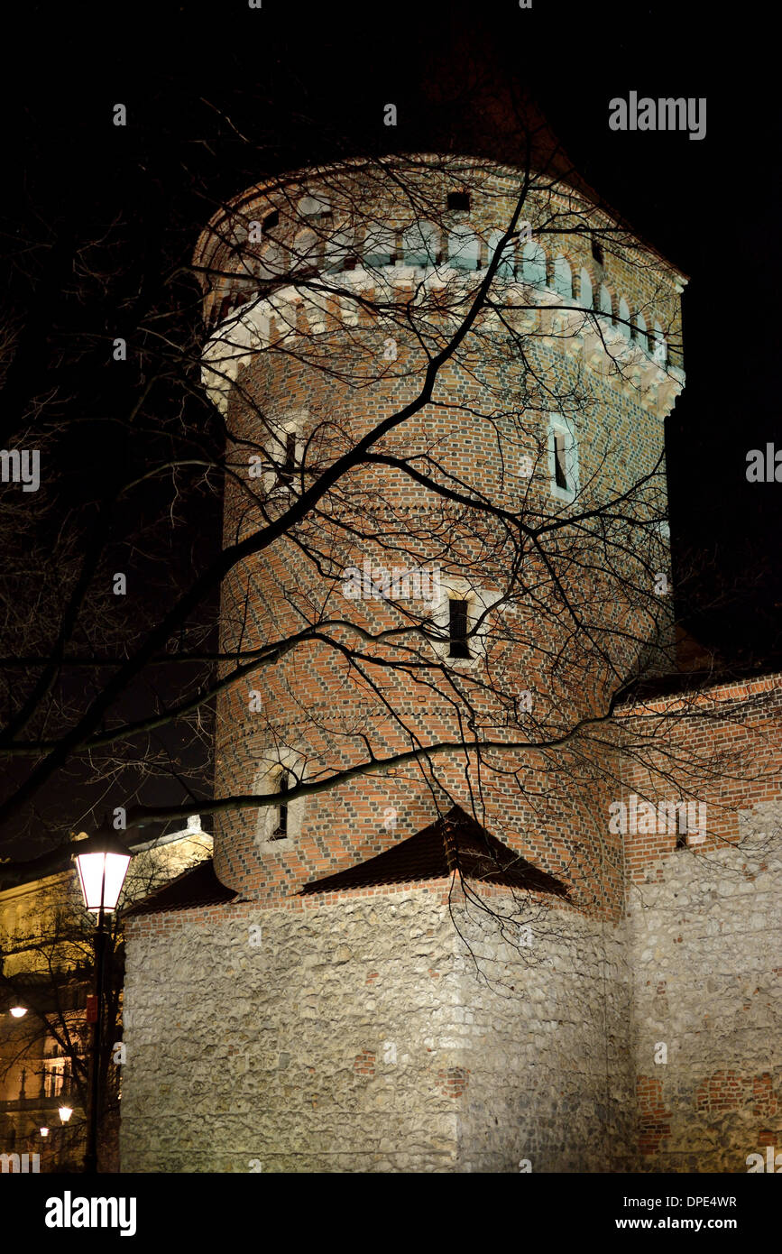 Krakow (Krakau), Turm der Stadtbefestigung in der Altstadt in der Nacht, Krakau, Polen. Stockfoto