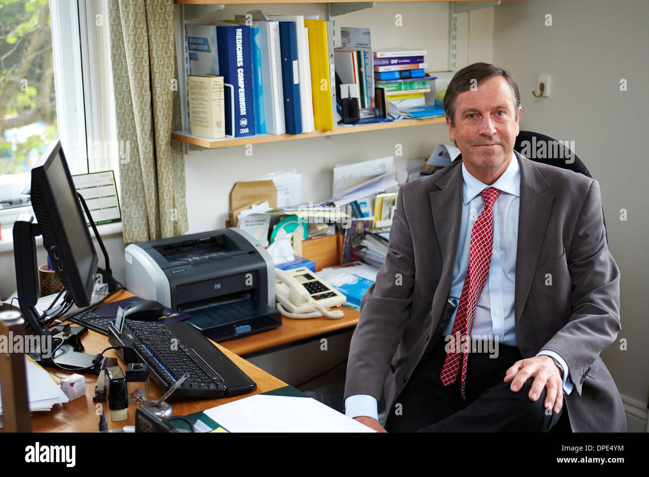 Hausarzt Dr. Robert Mather, 38 Jahre, für den NHS in seinem Sprechzimmer abgebildet gearbeitet hat Stockfoto