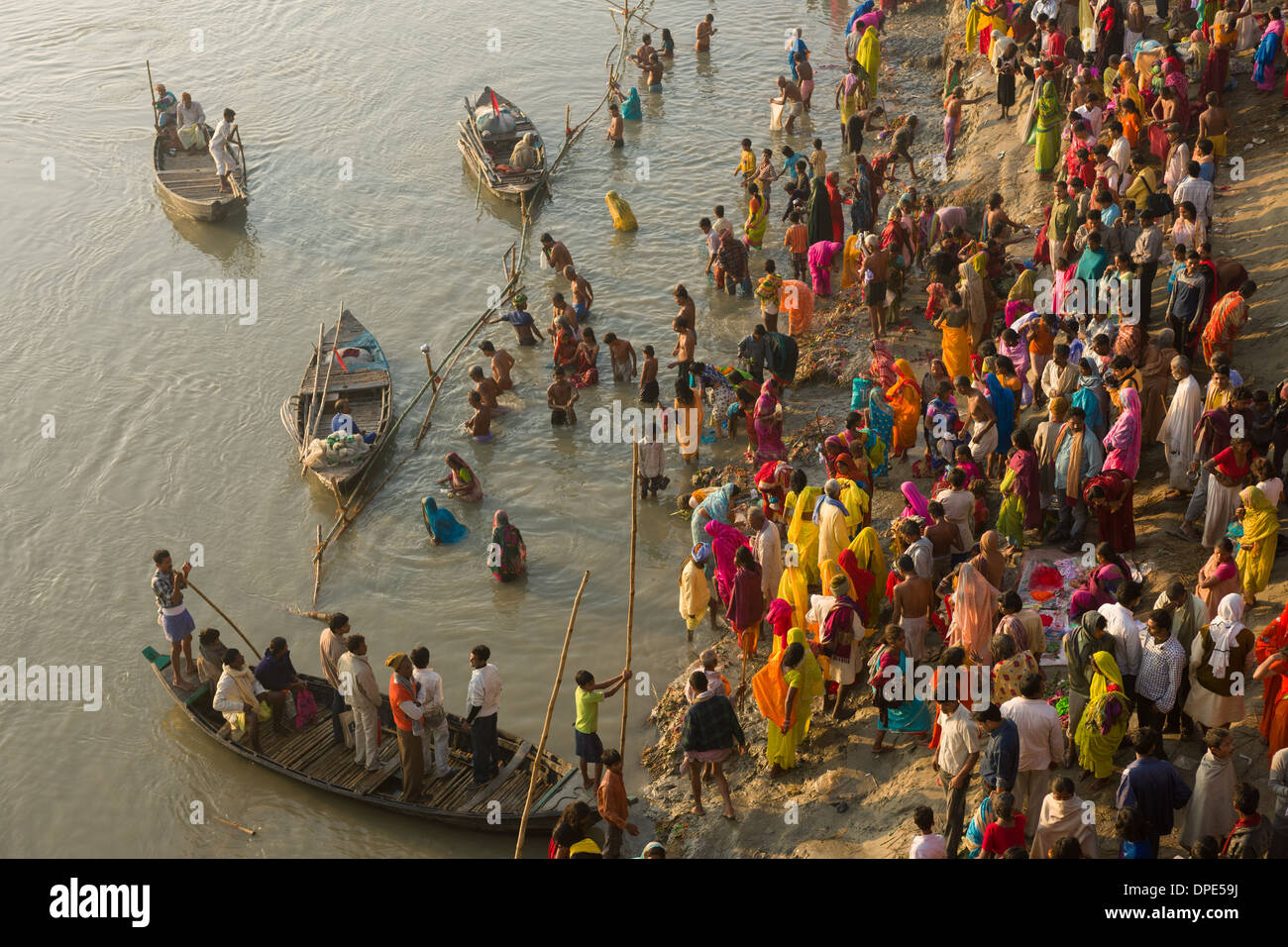 Blick hinunter auf Scharen von Pilgern Baden im Fluß Gandak, Sonepur Mela, Sonepur, Bihar, Indien Stockfoto
