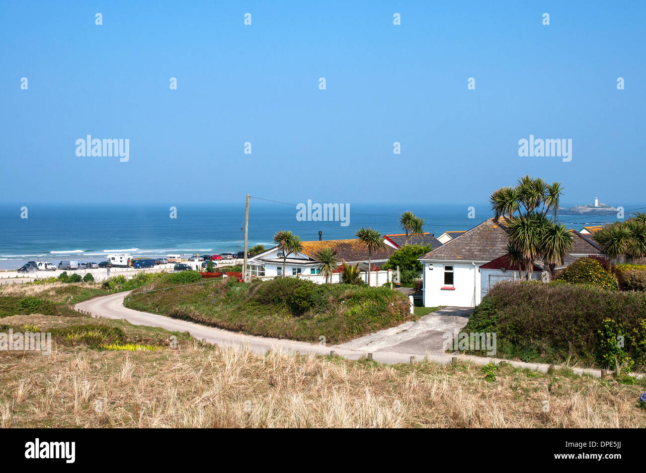 Häuser mit Blick auf den Strand von Gwithian in Cornwall, Großbritannien Stockfoto
